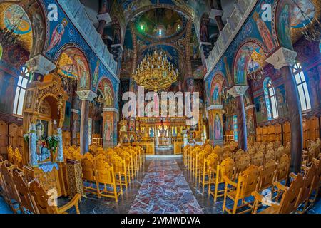 RETHYMNO, ISOLA DI CRETA, GRECIA - 23 GIUGNO 2021: Vista interna della Chiesa di San Giorgio, Chiesa ortodossa orientale. Foto Stock