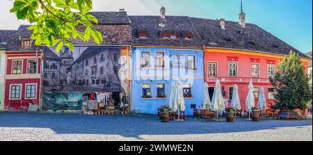 SIGHISOARA, TRANSILVANIA, ROMANIA - 10 LUGLIO 2020: Vista sulla strada medievale. Fondata nel XIII secolo, la città è patrimonio dell'umanità dell'UNESCO Foto Stock