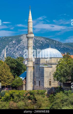 MOSTAR, BOSNIA ED ERZEGOVINA - AUG. 15, 2022: Moschea Koski Mehmed Pasha costruita nel 1617-1619 per ordine del viceré Koski Mehmed Pasha. L'altezza Foto Stock