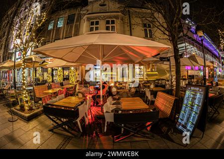 BELGRADO, SERBIA - 4 MARZO 2020: Vista notturna con terrazze e ristoranti sull'Obilicev Venac a Stari Grad, Grad Beograd. Foto Stock