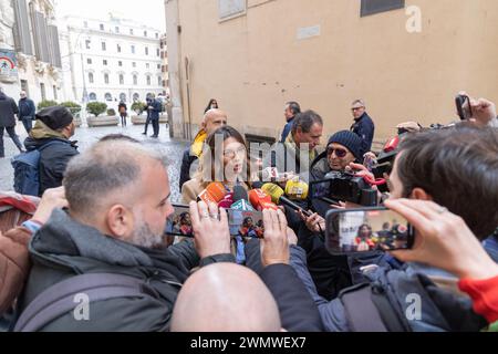 Roma, Italia. 27 febbraio 2024. Vittoria Baldino, membro della camera per il movimento CinqueStelle, incontra i giornalisti di fronte al Palazzo Montecitorio a Roma (foto di Matteo Nardone/Pacific Press/Sipa USA) crediti: SIPA USA/Alamy Live News Foto Stock