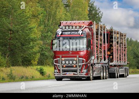 Il nuovo Volvo FH16 750 rosso R.M. Enberg Transport Ab trasporta il carico di tronchi lungo l'autostrada 25. Raasepori, Finlandia. 8 settembre 2023. Foto Stock