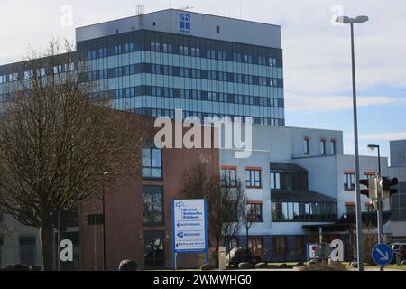 Blick am Sonnabend 24.02.2024 in der Vier-Tore-Stadt Neubrandenburg Landkreis Mecklenburgische Seenplatte auf das örtliche Dietrich-Bonhoeffer-Klinikum. In der Klinik wurde im Jahr 2022 die Behandlung von Extrem-Frühchen eingestellt. Grund dafür sind die Mindestmengenregelungen für medizinische Leistungen. Infolge wurde bis zum Jahr 2023 eine Unterschriftensammlung gestartet die dann zur Folge hatte, dass sich der Petitionsausschuss des Bundestags mit der Sache befassen musste. Wie es Nun weitergeht ist derzeit jedoch ungewiss. *** Vista della clinica Dietrich Bonhoeffer locale il sabato Foto Stock