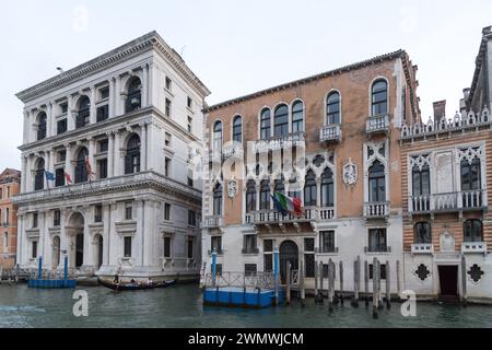 Palazzo rinascimentale veneziano Grimani di San Luca di Michele Sanmicheli del XVI secolo e Palazzo gotico veneziano Corner Contarini dei cavalli da Foto Stock