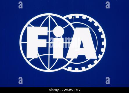 Logo FIA al circuito internazionale del Bahrain, Sakhir. Data foto: Mercoledì 28 febbraio 2024. Foto Stock