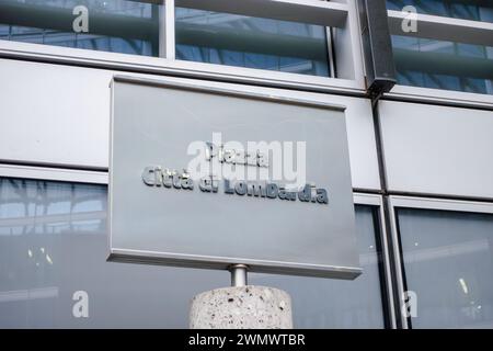 Milano, cartello Piazza Città di Lombardia. Piazza della Lombardia, sede del governo lombardo Foto Stock