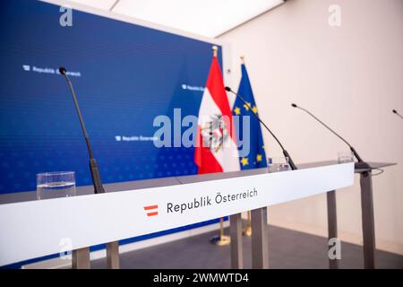 Vienna, Österreich. 28. Febbraio 2024. Pressefoyer nach Ministerrat der Österreichischen Bundesregierung im Parlament. *** Vienna, Austria 28 febbraio 2024 Foyer stampa dopo il Consiglio dei ministri del governo federale austriaco in Parlamento Foto Stock