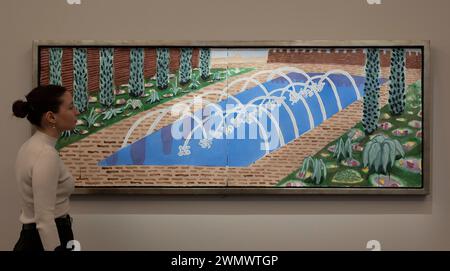 Sotheby's, Londra, Regno Unito. 28 febbraio 2024. La prima asta d'arte moderna e contemporanea di Sotheby del 2024 si svolge il 6 marzo. Le attrazioni principali includono: David Hockney, Andalusia. Fountains, Cordova, 2004, stima: £1.500.000-2.000.000. Crediti: Malcolm Park/Alamy Live News Foto Stock
