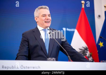 Vienna, Österreich. 28. Febbraio 2024. Pressefoyer nach Ministerrat der Österreichischen Bundesregierung im Parlament. Bild zeigt Bundeskanzler Karl Nehammer ÖVP. *** Vienna, Austria 28 febbraio 2024 Foyer stampa dopo il Consiglio dei ministri del governo federale austriaco in Parlamento immagine mostra il Cancelliere federale Karl Nehammer ÖVP Foto Stock