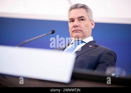 Vienna, Österreich. 28. Febbraio 2024. Pressefoyer nach Ministerrat der Österreichischen Bundesregierung im Parlament. Bild zeigt Bundeskanzler Karl Nehammer ÖVP. *** Vienna, Austria 28 febbraio 2024 Foyer stampa dopo il Consiglio dei ministri del governo federale austriaco in Parlamento immagine mostra il Cancelliere federale Karl Nehammer ÖVP Foto Stock