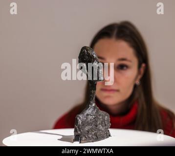 Sotheby's, Londra, Regno Unito. 28 febbraio 2024. Alberto Giacometti Pett Buste D'homme, 1951 Est £1,5000,000-2.000.000 svelando opere straordinariamente rare di Picasso, Monet, Miro, Bacon, Dubuffet, Gilort.Paul Quezada-Neiman/Alamy Live News crediti: Paul Quezada-Neiman/Alamy Live News Foto Stock
