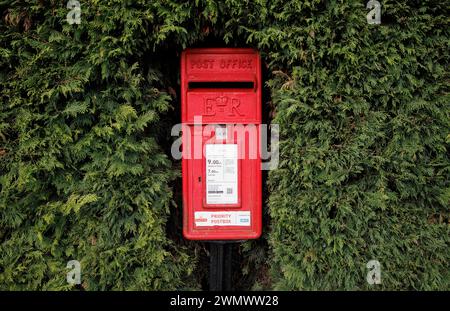 Una cassetta postale nell'Inghilterra rurale. L'ufficio postale è stato colpito dallo scandalo Horizon, molti Postmaster sono stati mandati in prigione per un sistema contabile difettoso. Foto Stock