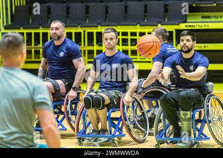 KIEV, UCRAINA - 27 FEBBRAIO 2024 - una sessione di allenamento per il basket su sedia a rotelle aperta per i membri della squadra che rappresenterà l'Ucraina agli United States Air Force Trials 2024 a Las Vegas nel mese di marzo, Kiev, capitale dell'Ucraina. Foto Stock