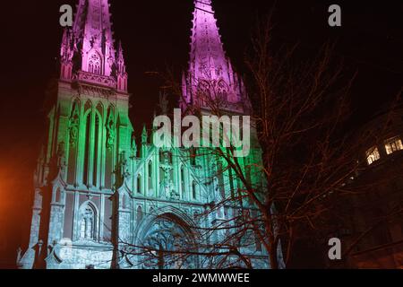 KIEV, UCRAINA - 27 FEBBRAIO 2024 - la Chiesa di S.. Nicholas è illuminato con luci colorate per ricordare al pubblico in generale la necessità di trattamento e supporto per i pazienti con malattie rare in vista della giornata mondiale delle malattie rare, Kiev, capitale dell'Ucraina. Foto Stock