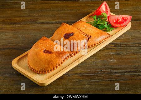 La gastronomia tradizionale: Pasticceria rustica e pomodoro fresco Foto Stock