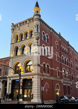 L'edificio e il bar della distilleria Michter's sulla Main Street nel centro di Louisville, Kentucky, durante una bella serata al tramonto per iniziare il sentiero del bourbon Foto Stock