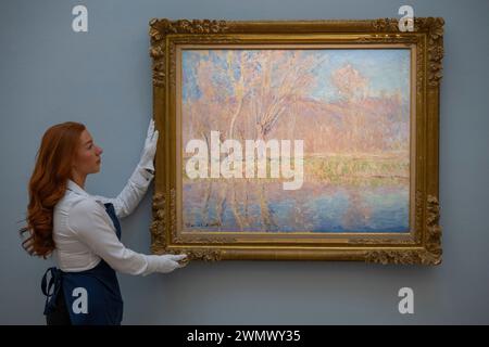 Sotheby's, Londra, Regno Unito. 28 febbraio 2024. La prima asta d'arte moderna e contemporanea di Sotheby del 2024 si svolge il 6 marzo. Le attrazioni principali includono: Claude Monet. Arbres au bord de l'eau, printemps à Giverny, 1885. Paesaggio dipinto al culmine del coinvolgimento dell'artista con l'impressionismo e apparire all'asta per la prima volta in due decenni, stima: £ 5.000.000-7.000.000. Crediti: Malcolm Park/Alamy Live News Foto Stock