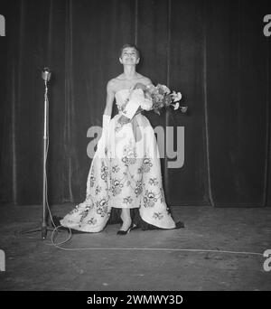 2 novembre 1955. Amsterdam, Paesi Bassi. Audrey Hepburn alla proiezione di gala del film "Sabrina" a Tuschinski ad Amsterdam Foto Stock