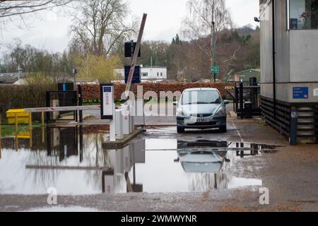 Henley on Thames, Oxfordshire, Regno Unito. 28 febbraio 2024. Il parcheggio dell'Henley River & Rowing Museum è parzialmente allagato. Il fiume Tamigi ha scoppiato le sue sponde a Henley on Thames nell'Oxfordshire. Un avviso di inondazione è in atto per il fiume Tamigi per Henley, Remenham e Medmenham. Domani e venerdì sono previste forti piogge. Crediti: Maureen McLean/Alamy Live News Foto Stock