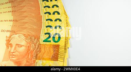 Primo piano di banconote brasiliane da 20 reais su sfondo bianco Foto Stock
