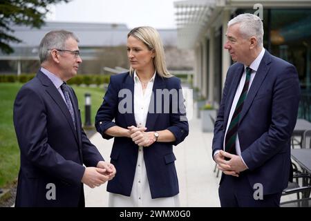 (Da sinistra a destra) il Commissario del Garda Drew Harris, il ministro della giustizia Helen McEntee, e il capo conestabile del PSNI Jon Boutcher alla conferenza della polizia di frontiera del 2024 sulla criminalità organizzata e grave presso la tenuta di Farnham, Cavan, Co. Cavan. Data foto: Mercoledì 28 febbraio 2024. Foto Stock