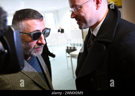 Berlino, Germania. 28 febbraio 2024. Kida Khodr Ramadan (l), attore, arriva in tribunale per un processo contro di lui con il suo avvocato Kai Walden al tribunale distrettuale di Tiergarten. La stella "4 blocchi" viene caricata con diversi conteggi di guida senza patente. Crediti: Sebastian Christoph Gollnow/dpa/Alamy Live News Foto Stock