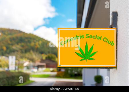 Augusta, Baviera, Germania - 28 febbraio 2024: Cannabis Social Club, scritta su un cartello su un edificio. FOTOMONTAGGIO *** Cannabis Social Club, Schriftzug auf einem Schild an einem Gebäude. FOTOMONTAGE Foto Stock