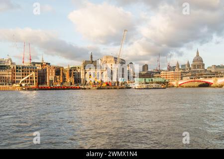 Il Tamigi Tideway Tunnel è in costruzione sulla costa del Blackfriars Bridge sulla riva nord del fiume Tamigi a ovest dei Blackfriars Foto Stock