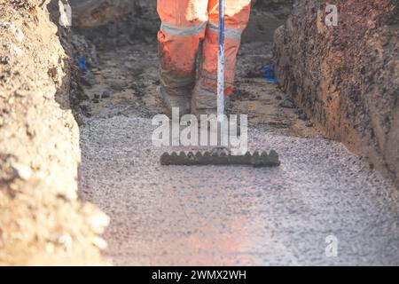 Calcestruzzo fuso sul posto. Livellamento del calcestruzzo bagnato da costruttori. Lavori in calcestruzzo in cantiere Foto Stock