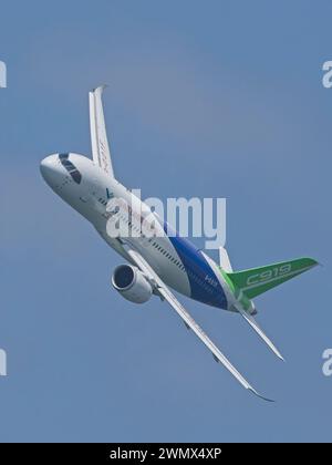 SINGAPORE - 23 FEBBRAIO 2024: Velivoli commerciali a fusoliera stretta in Cina, il COMAC C919 B-001F che fa una mostra aerea al Singapore Airshow 2024. Foto Stock