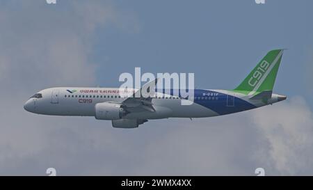 SINGAPORE - 23 FEBBRAIO 2024: Velivoli commerciali a fusoliera stretta in Cina, il COMAC C919 B-001F che fa una mostra aerea al Singapore Airshow 2024. Foto Stock