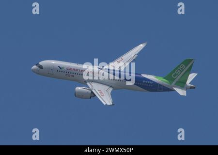 SINGAPORE - 23 FEBBRAIO 2024: Velivoli commerciali a fusoliera stretta in Cina, il COMAC C919 B-001F che fa una mostra aerea al Singapore Airshow 2024. Foto Stock