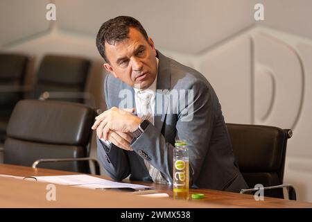 Bruxelles, Belgio. 28 febbraio 2024. Hans De Cuyper, CEO di Ageas, nella foto, durante una conferenza stampa di Ageas per presentare i risultati dell'anno 2023, mercoledì 28 febbraio 2024 a Bruxelles. Ageas N.V./S.A. è una società di assicurazioni multinazionale belga-olandese con sede a Bruxelles, Belgio e Utrecht, Paesi Bassi. Ageas è la più grande compagnia assicurativa belga e opera in 14 paesi in tutto il mondo. BELGA PHOTO JAMES ARTHUR GEKIERE credito: Belga News Agency/Alamy Live News Foto Stock