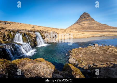 La splendida vista delle cascate con Kirkjufell sullo sfondo. Islanda Foto Stock