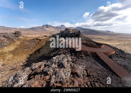Un paesaggio vulcanico in Islanda caratterizzato da montagne rocciose in lontananza Foto Stock
