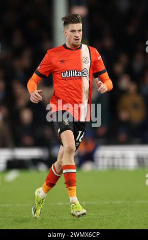 Luton, Regno Unito. 27 febbraio 2024. Reece Burke di Luton Town durante la partita di fa Cup a Kenilworth Road, Luton. Il credito per immagini dovrebbe essere: David Klein/Sportimage Credit: Sportimage Ltd/Alamy Live News Foto Stock