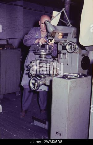 Berlin GER, 20240101, Aufnahme CA.,1966, Arbeiter an einer Maschine, Metallverarbeitung *** Berlin GER, 20240101, foto CA ,1966, lavoratore a macchina, lavorazione dei metalli Foto Stock