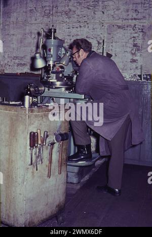 Berlin GER, 20240101, Aufnahme CA.,1966, Arbeiter an einer Maschine, Metallverarbeitung *** Berlin GER, 20240101, foto CA ,1966, lavoratore a macchina, lavorazione dei metalli Foto Stock