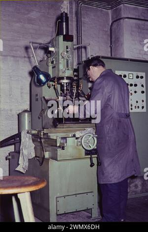 Berlin GER, 20240101, Aufnahme CA.,1966, Arbeiter an einer Maschine, Metallverarbeitung *** Berlin GER, 20240101, foto CA ,1966, lavoratore a macchina, lavorazione dei metalli Foto Stock