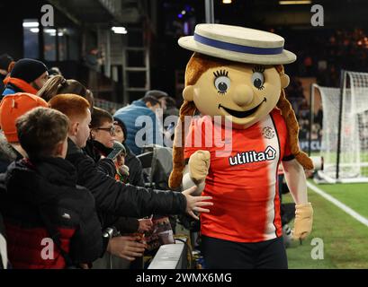 Luton, Regno Unito. 27 febbraio 2024. La mascotte Luton Town durante la partita di fa Cup a Kenilworth Road, Luton. Il credito per immagini dovrebbe essere: David Klein/Sportimage Credit: Sportimage Ltd/Alamy Live News Foto Stock