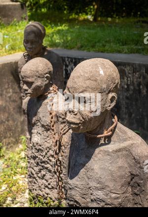 La scultura commemorativa agli schiavi dell'artista svedese Clara Sornas presso il vecchio mercato degli schiavi, Stone Town, Zanzibar, Tanzania Foto Stock