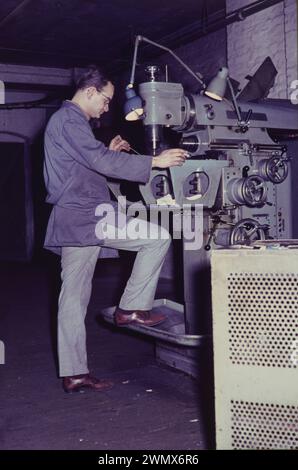 Berlin GER, 20240101, Aufnahme CA.,1966, Arbeiter an einer Maschine, Metallverarbeitung *** Berlin GER, 20240101, foto CA ,1966, lavoratore a macchina, lavorazione dei metalli Foto Stock