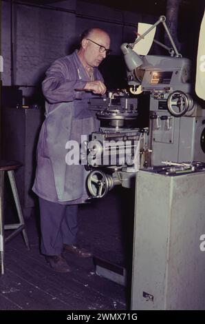 Berlin GER, 20240101, Aufnahme CA.,1966, Arbeiter an einer Maschine, Metallverarbeitung *** Berlin GER, 20240101, foto CA ,1966, lavoratore a macchina, lavorazione dei metalli Foto Stock