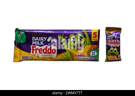 Confezione di Cadbury Dairy Milk Freddo Caramel con una barra rimossa isolata su sfondo bianco - confezione da 5 Foto Stock