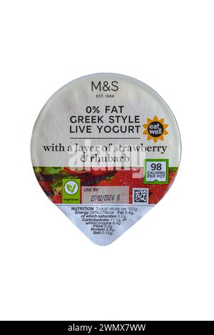 M&S 0% grasso greco yogurt vivo con uno strato di fragole e rabarbaro isolato su sfondo bianco Foto Stock