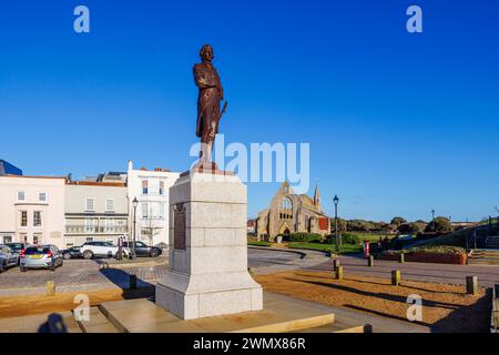 Statua di Lord Horatio Nelson nella Grand Parade e le rovine della Royal Garrison Church, Old Portsmouth, una località di villeggiatura nella costa meridionale dell'Inghilterra Foto Stock