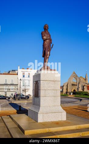 Statua di Lord Horatio Nelson nella Grand Parade e le rovine della Royal Garrison Church, Old Portsmouth, una località di villeggiatura nella costa meridionale dell'Inghilterra Foto Stock