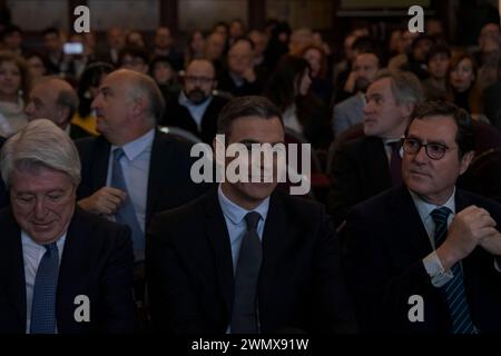 Madrid, Spagna. 28 febbraio 2024. Il presidente del governo spagnolo Pedro Sanchez, C) partecipa all'evento inaugurale "industrie culturali e creative: Aumento del valore con sfide immediate", organizzato dal CEOE e dall'ADEPI (Associazione per lo sviluppo della proprietà intellettuale) a Madrid. Credito: SOPA Images Limited/Alamy Live News Foto Stock