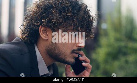 Primo piano preoccupato uomo d'affari indiano stressante uomo d'affari arabo imprenditore manager ispanico che parla telefonino risposta cattive notizie Foto Stock