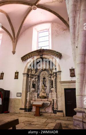 Olivenza, Badajoz, Spagna - 23 ottobre 2024: Altare della chiesa di Santa Maria Maddalena nella città di Olivenza, Badajoz, Spagna Foto Stock